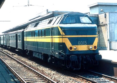 nmbs locomotief    te station mechelen locomotief oude treinen trein