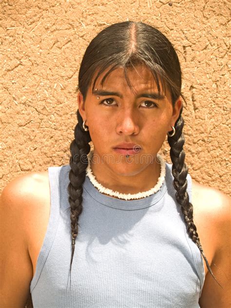 moderne dag inheemse amerikaanse tiener stock foto