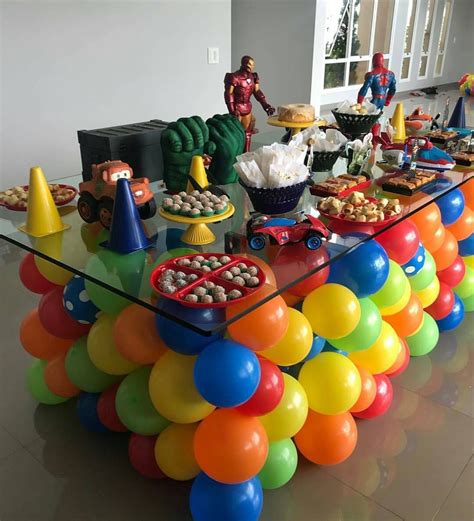 adorei essa ideia dos baloes coloridos embaixo da mesa da  usar  todos os temas infantis
