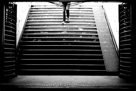 masauestue siyah ve beyaz metro bacaklar noiretblanc yuerueyen merdiven sokak goeruenuemue