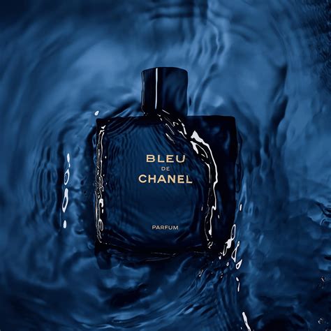 bleu la nueva version del perfume  hombres de chanel muy cosmopolitas