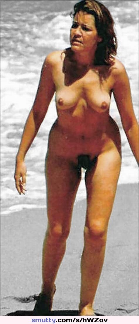 esposas maduras desnudas en la playa mostrando el coño madura desnuda