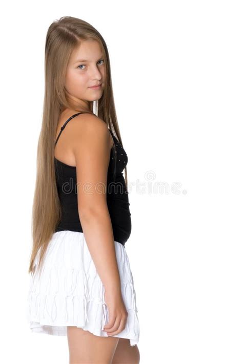 Девочка подросток в короткой белой юбке и черной футболке Стоковое