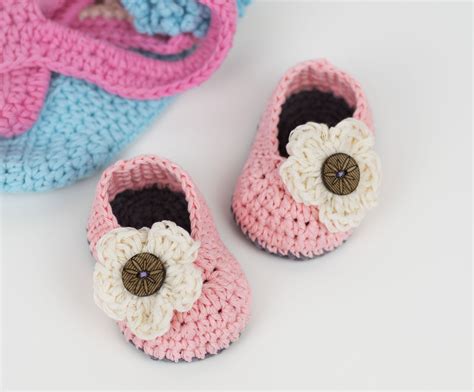crochet baby booties     easily simple newborn