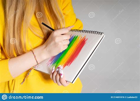 mujer pintando un arco iris lgbt foto de archivo imagen de odio