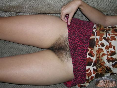 indian amateur hottie shows hairy bush under skirt pichunter