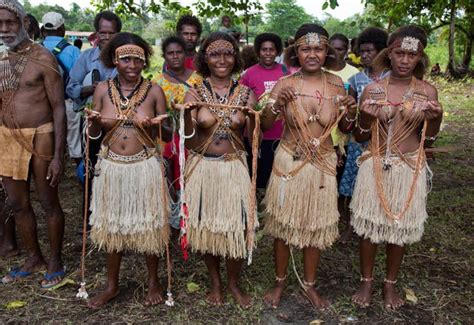 kate middleton smiles as she s greeted by topless women in the solomon islands 4vf news