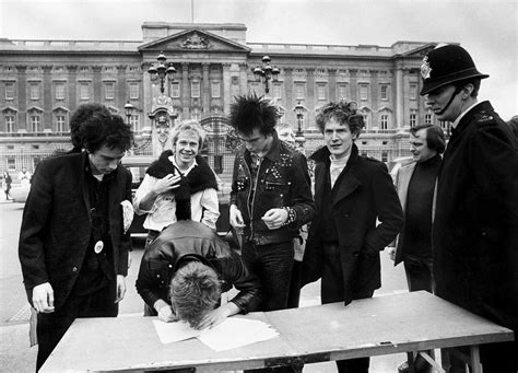 Sex Pistols Aim To Give Queen’s Jubilee A Touch Of Punk Hope Standard