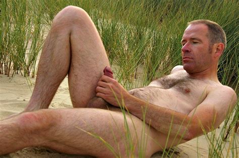 des hommes nus et sexy sur la plage
