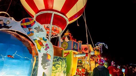 fotos sfeervolle carnavalswagens  verlichte optocht twekkelerveld enschede rtv oost
