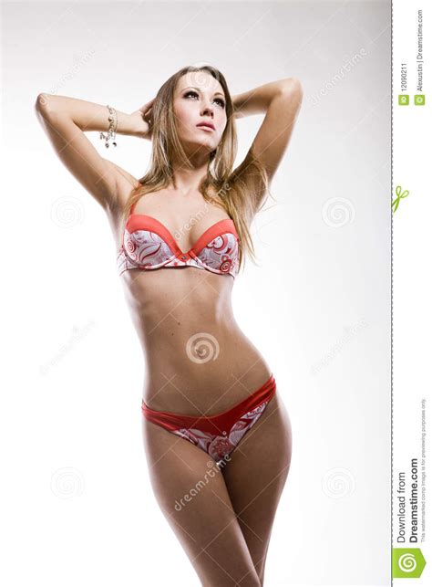 mujer atractiva atractiva en ropa interior roja imagen de archivo imagen de piernas