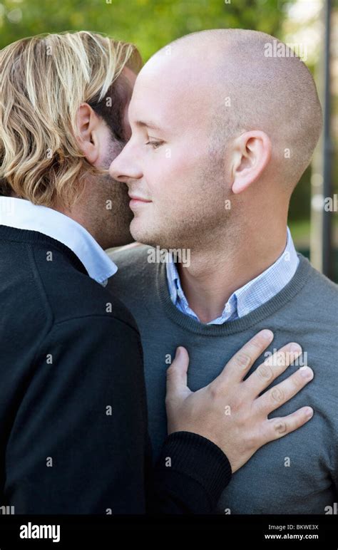 zwei liebende schwule männer stockfotografie alamy