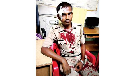 mumbai teen dies in sion hospital mob attacks cops cars