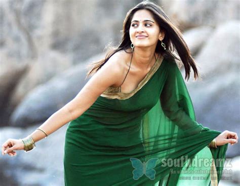 hot actress anushka shetty saree blouse navel spicy stills 07 south indian cinema magazine