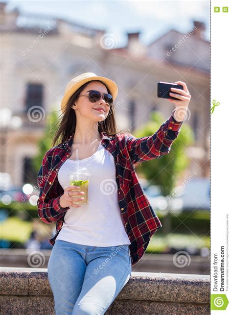 jonge glimlachende tiener gelukkige vrouw die selfie maken