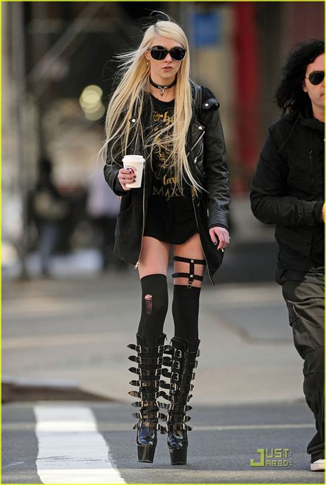 taylor momsen these boots were made for walkin photo 2524699