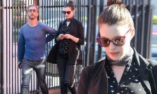 anne hathaway s husband adam shulman keeps a close eye on pregnant wife daily mail online
