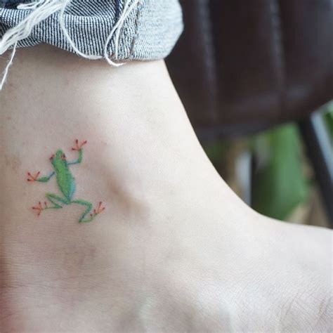 tiny frog tattoo  atlengboink frog tattoos green tattoos cool tattoos
