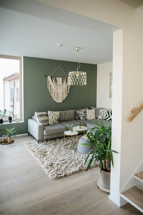 wohnzimmer mit gruener wandfarbe couch