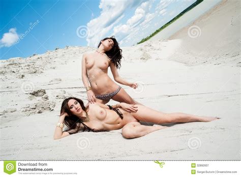 mujeres desnudas playa arena pecho sexy erotic girls