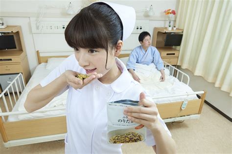 ふりかけを直接食べる看護師 看護師フリー写真素材サイト スキマナース