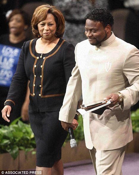 Sex Abuse Scandal Pastor Eddie Long Leaves Megachurch After Wife Files