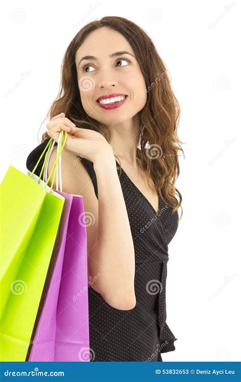 winkelende vrouw die terug kijken terwijl het dragen het shooping  zakken doet stock