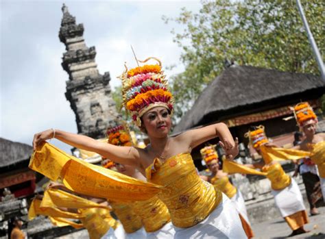 Bali Mulls No Sex Signs At Temples