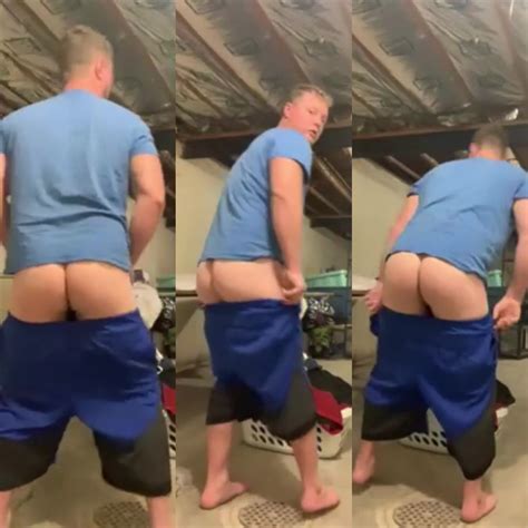 Male Ass Str8 Daddy Shows His Bare Ass
