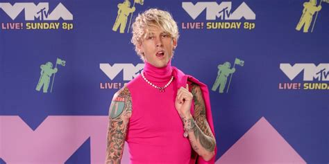 Machine Gun Kelly Does Vmas Style Right In An Absolutely Wild Suit From