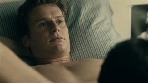 jonathan groff reveals unbelievably intimate details of shooting sex scenes on “looking” queerty