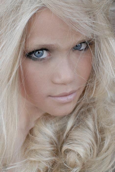 doll like blondie with natural style makeup blonde