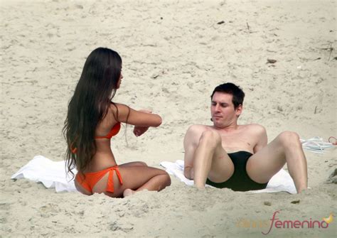 Lionel Messi Shirtless With Girlfriend Antonella Roccuzzo