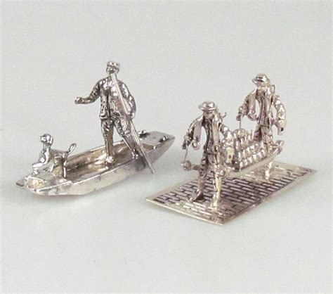 nu  de catawiki veilingen twee zilveren miniaturen bootje met man en hond en kaasdragers