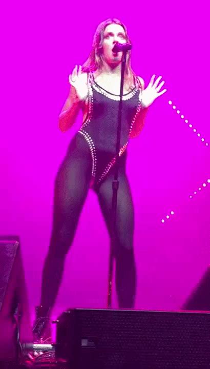 tove lo shows her tits in her concerts