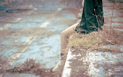 무료 이미지 손 사람 구두 소녀 여자 사진술 다리 초상화 모델 봄 색깔 좌석 유행 레이디 라이프
