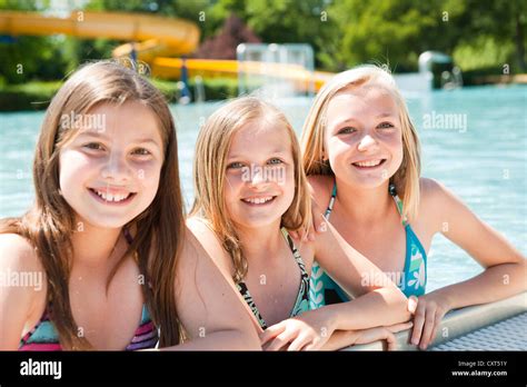 Gruppe Von Mädchen Am Rande Ein öffentliches Schwimmbad Stockfotografie