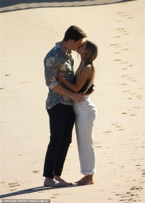The Bachelor S Matt Agnew And Chelsie Mcleod Kiss During Their Final
