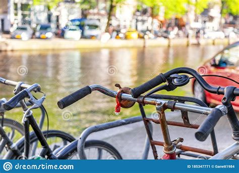 parkeerplaats voor fietsen  amsterdam nederland tegen een kanaal tijdens de zomerzonnige dag