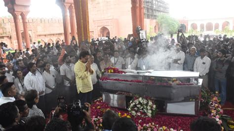 nitin desai funeral aamir khan manoj joshi   celebs attend  rites