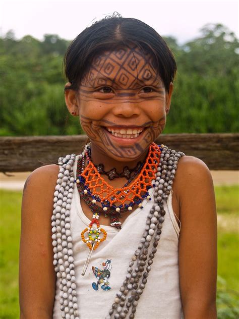 niña cashinahua amazonas peru niños indigenas fotos