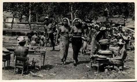 Indonesia Bali Native Nude Women At The Market 1930s