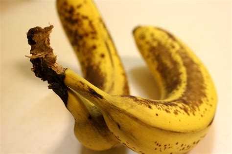 ripe bananas picture  photograph  public domain