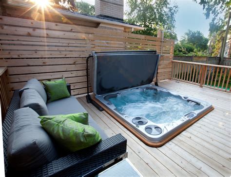 spa infinity  encastre dans une terrasse en bois hot tub garden