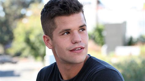 charlie carver di teen wolf spiega come avere un padre gay