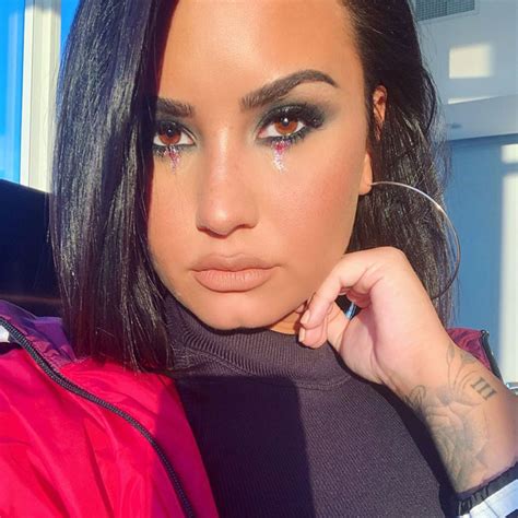 Demi Lovato Shows Off A New Glitter Inspired Eye Look