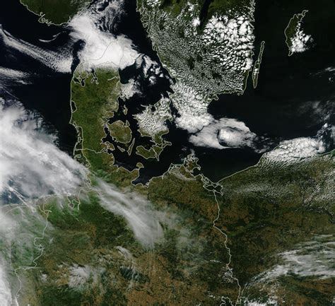 satellietbeelden tonen hoe verdord europa  door de hitte en de droogte vrt nws nieuws