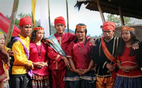 mengulik budaya lokal suku kaili upacara adat khas sulawesi tengah