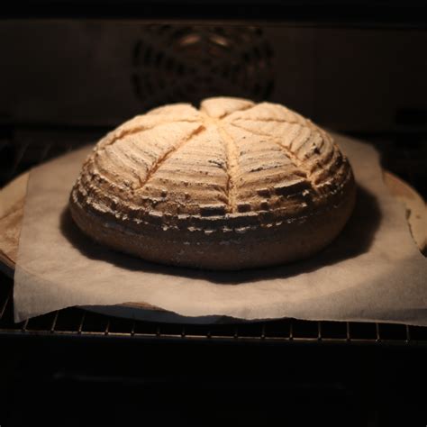 zelf bruin brood bakken eenvoudig vloerbrood marielle  de keuken