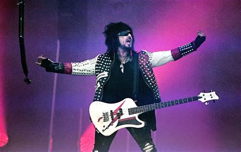 Mötley Crüe S Nikki Sixx Issues Statement After Multiple Stalker Incidents